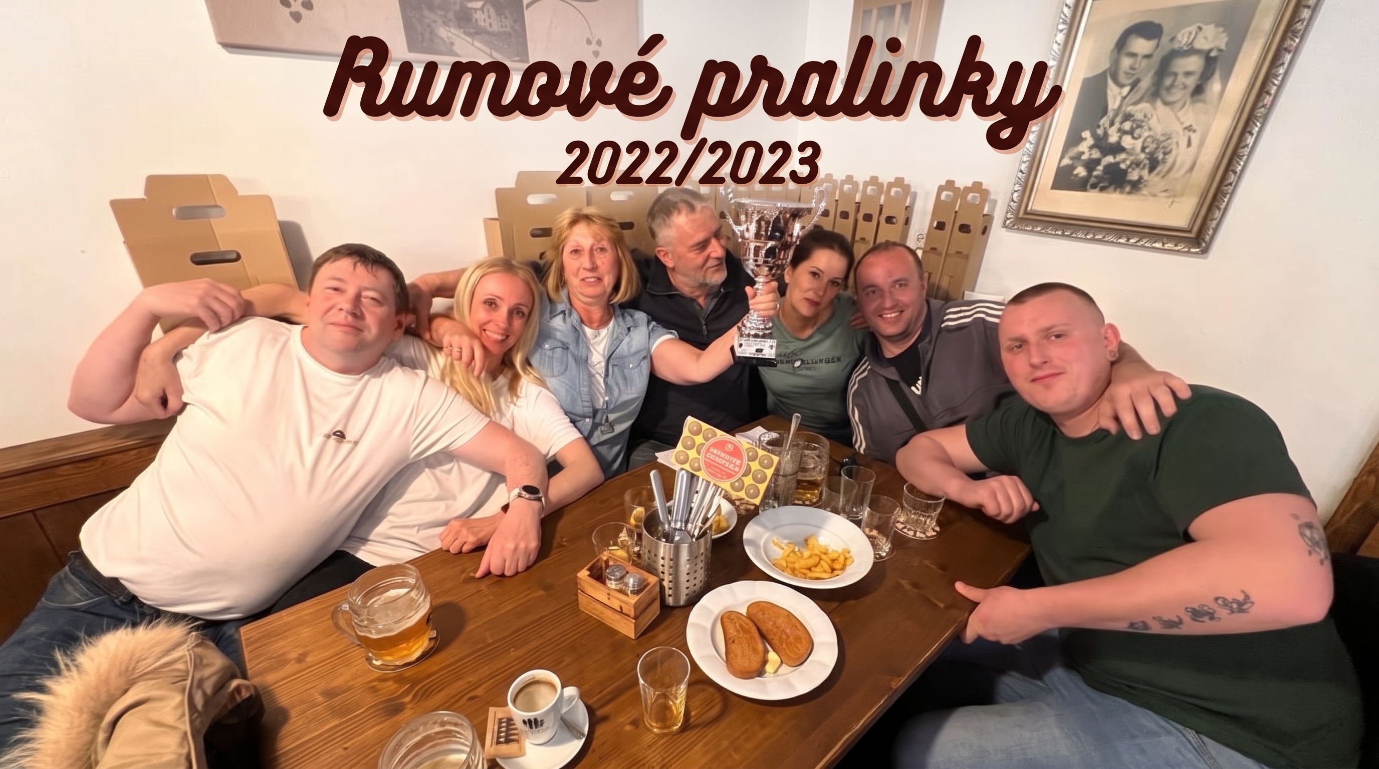 Vítězný tým Rumové pralinky s pohárem